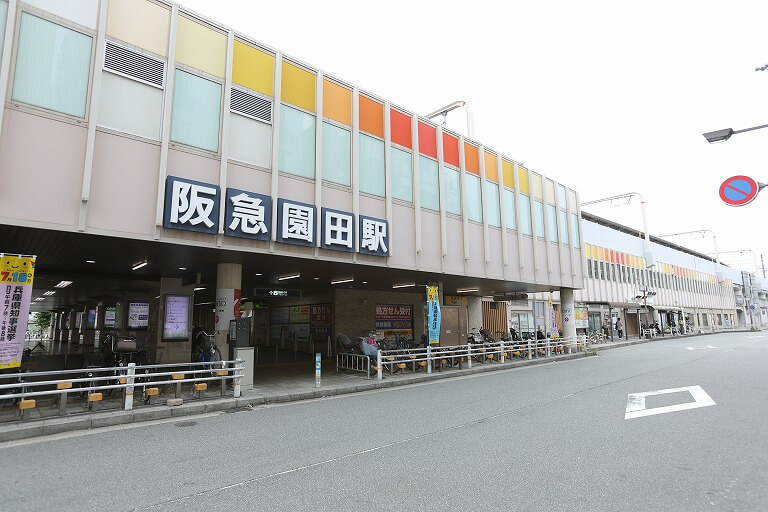 写真奥が阪急園田駅南出口です